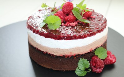 Letná Malinová čoko-mousse torta